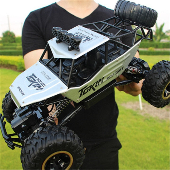 Robuuste RC monstertruck met vierwielaandrijving, perfect voor elk terrein, van modder tot zand.