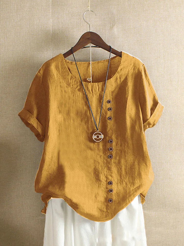 Zomerse casual chic look met deze stijlvolle damesblouse, korte mouwen en Peter Pan kraag. Comfortabel en modieus.