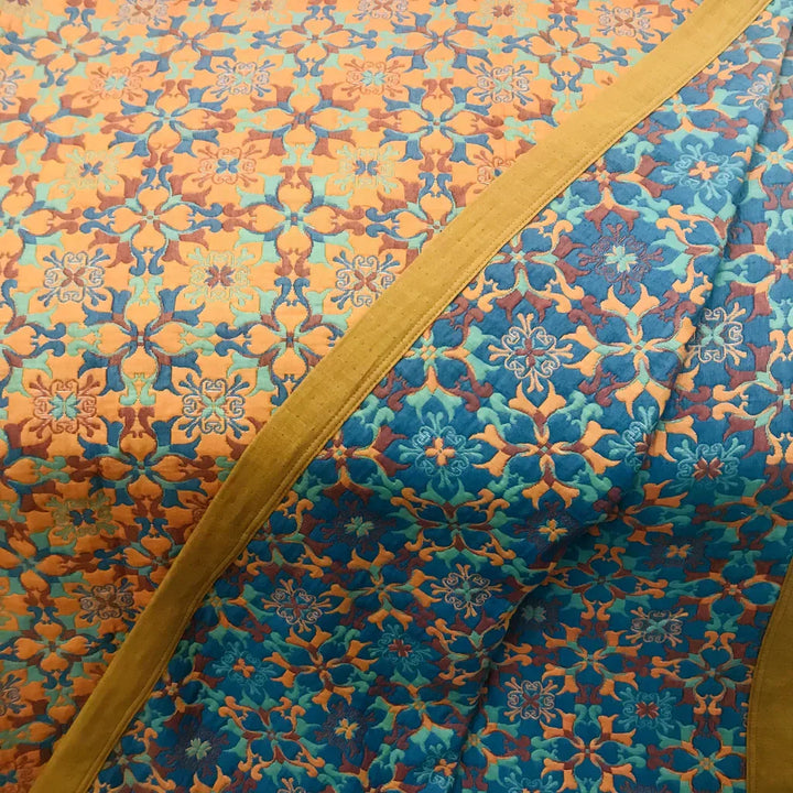 Zachte blauwe katoenen quilt, ideaal als bedsprei. Voegt comfort en kleur toe aan de slaapkamer.