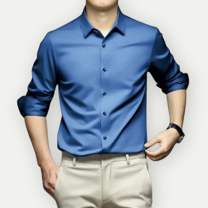 Donkerblauw herenoverhemd, slim fit, strijkvrij en kreukvrij, met elegante knopen.