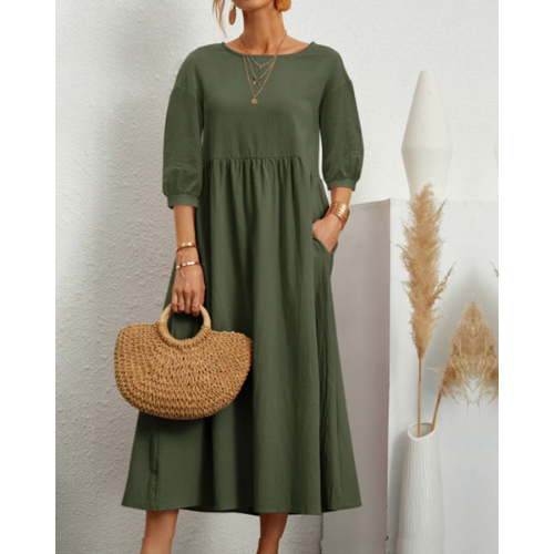 Comfortabele damesjurk met smockdetail, korte mouwen en een vloeiende midi-rok, ideaal voor lente en zomer.