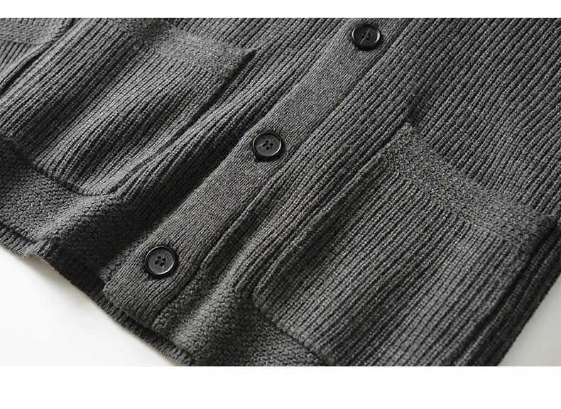 Model draagt een warm, grijs merinowol heren vest met knopen, perfect voor winter.