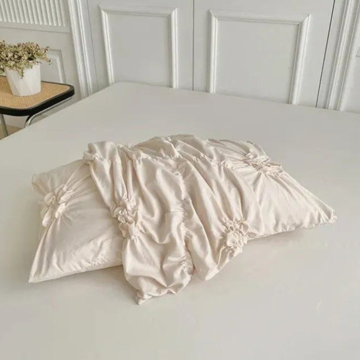 Gedetailleerde pinch-pleat dekbedovertrekset in elegant zwart, voegt luxe en textuur toe aan je slaapkamer.