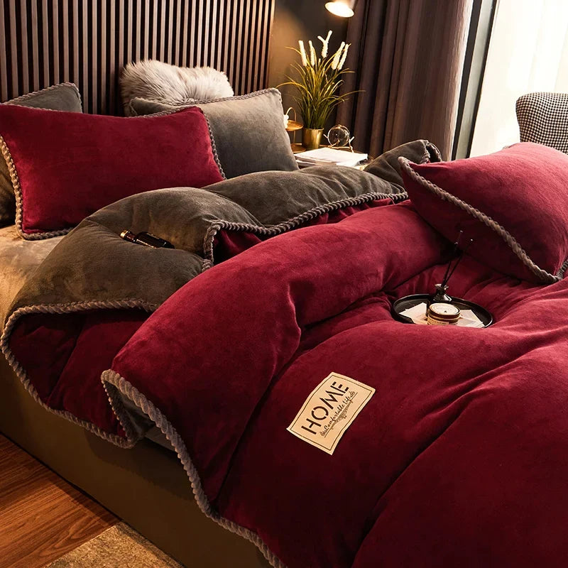 Heerlijk zacht fluwelen fleece dekbedovertrek met pluche textuur. Warm en comfortabel beddengoed voor de slaapkamer.