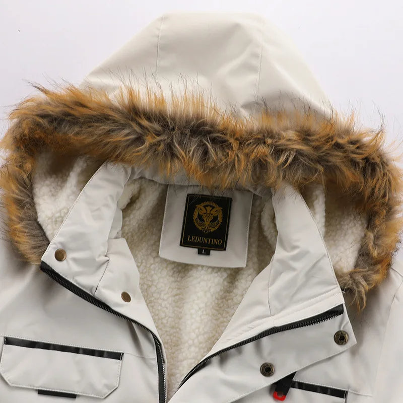 Mannen outdoor parka jas, waterdicht en winddicht. Perfecte winterkleding voor actieve heren.