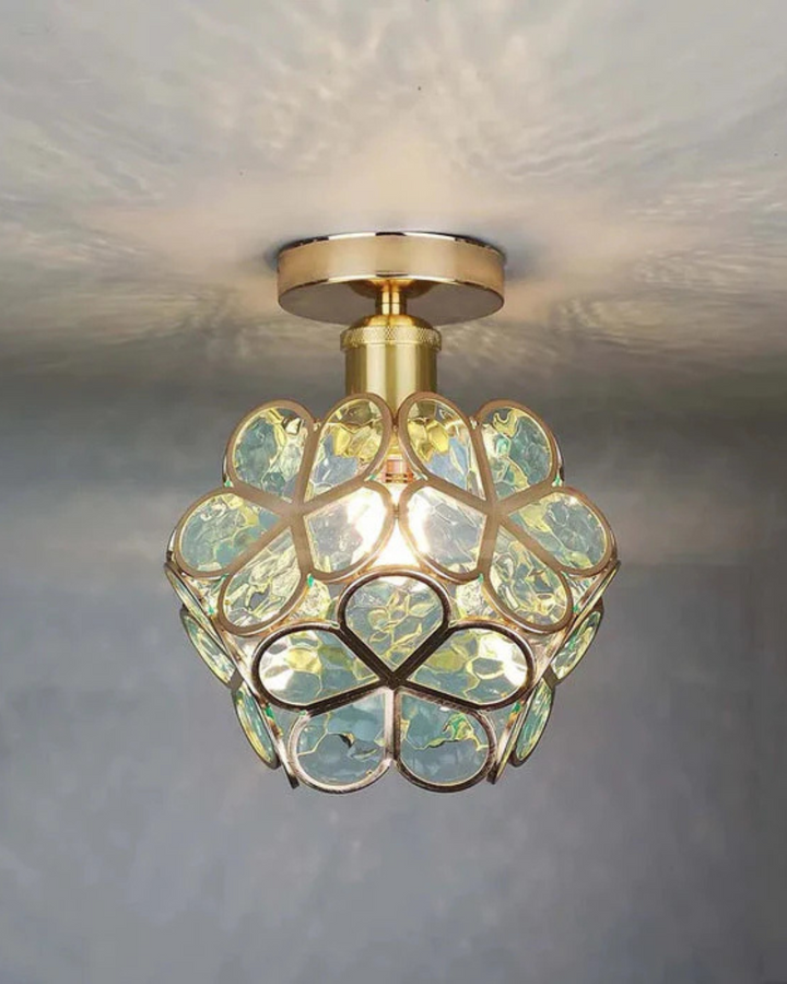 Bloem plafondlamp, wit acryl design dat een warme sfeer creëert.