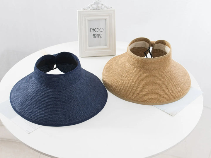 Blauwe zonneklep voor dames met UV-bescherming, perfect voor strand, sport en vakantie.