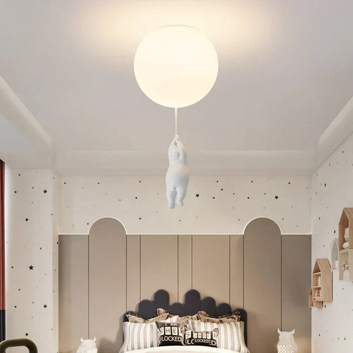 Close-up van de beer en ballon op de witte hanglamp, details voor de kinderkamer.