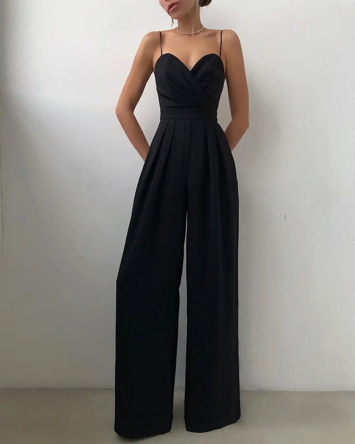 Mouwloze dames jumpsuit met hoge taille en wijde pijpen in klassiek zwart; chic en comfortabel.