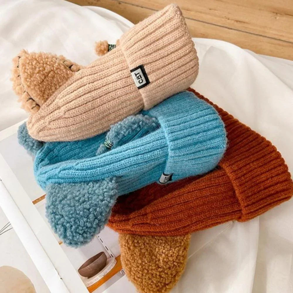 Gebreide PurrWarm wintermuts voor unisex met speelse kattenoren, biedt warmte en stijl in de koude winter.