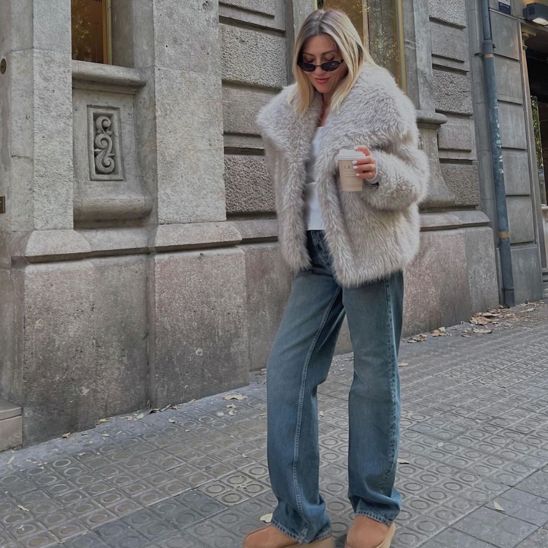Zwarte luxe damesjas, tijdloos design, warm en stijlvol voor elke winteroutfit.