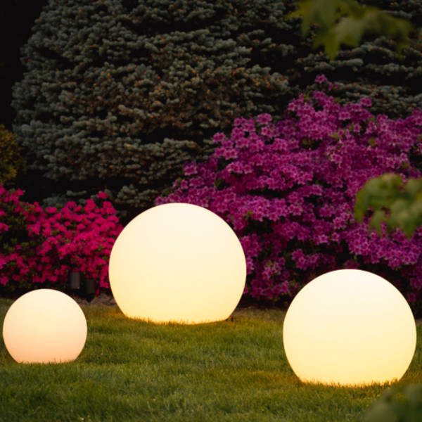Decoratieve LED tuinbol, sfeervol, waterdicht en energiezuinig met zonne-energie.