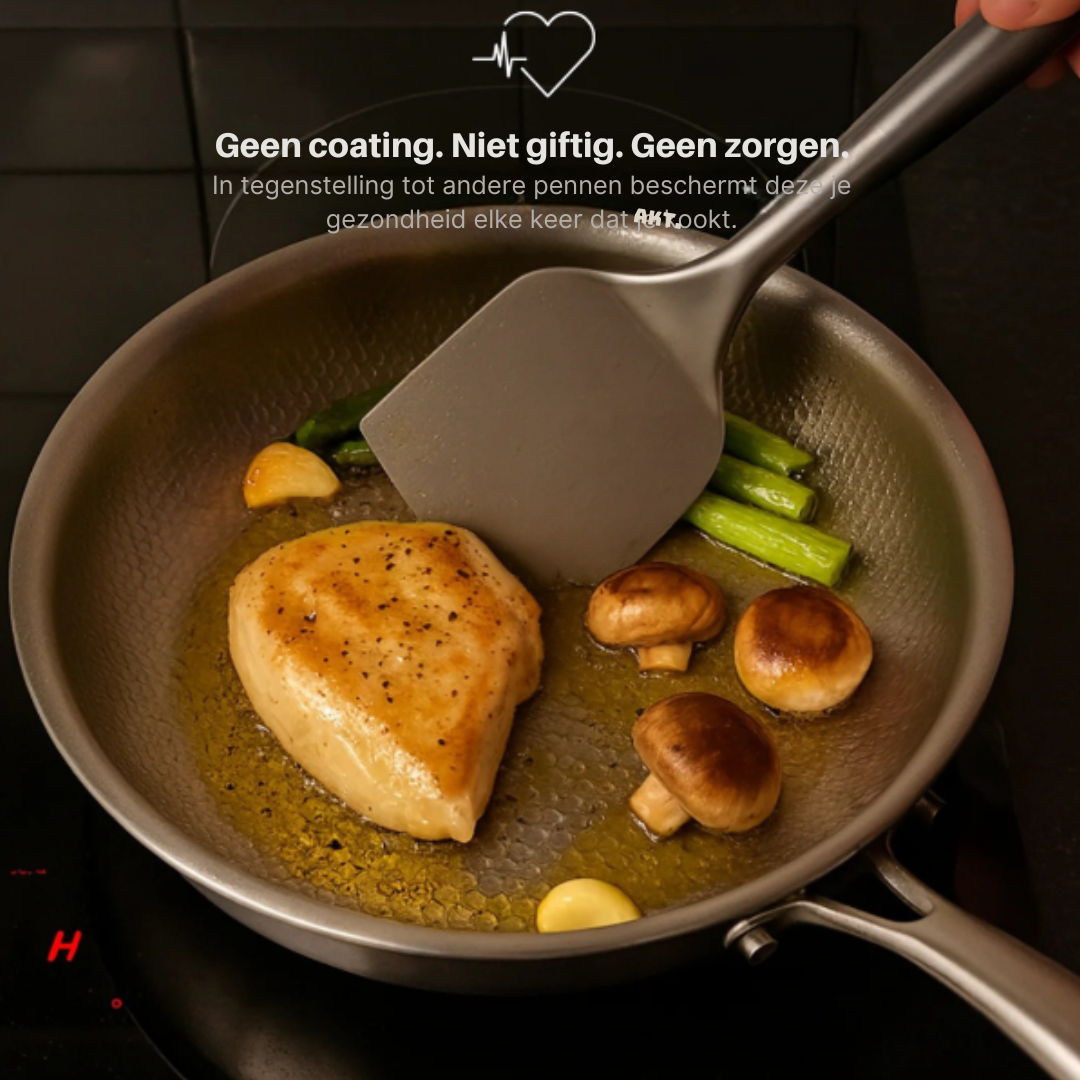 Ergonomisch handvat van de gehamerde titanium pan, ontworpen voor comfort en veiligheid tijdens het koken.