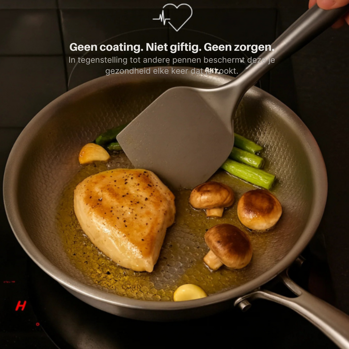 Ergonomisch handvat van de gehamerde titanium pan, ontworpen voor comfort en veiligheid tijdens het koken.