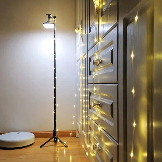 Essentiële LED campingverlichting, waterdicht en oplaadbaar, inclusief powerbank voor noodgevallen.