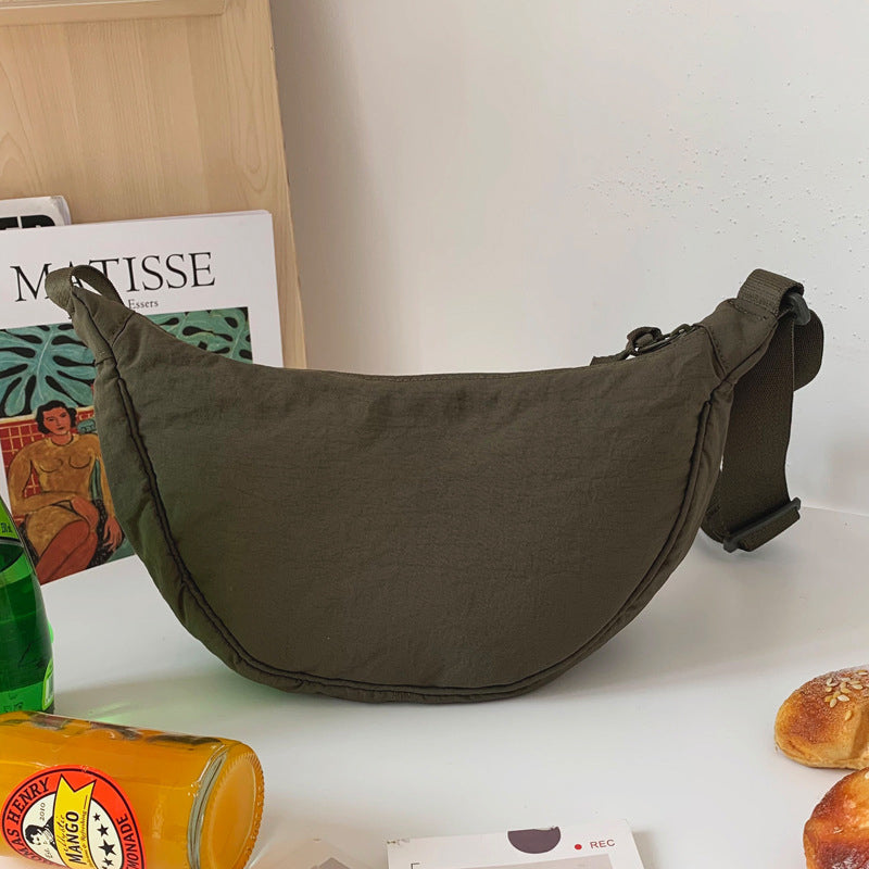 Elegante Luna damestas: compacte halvemaan crossbody, onmisbaar mode-item.