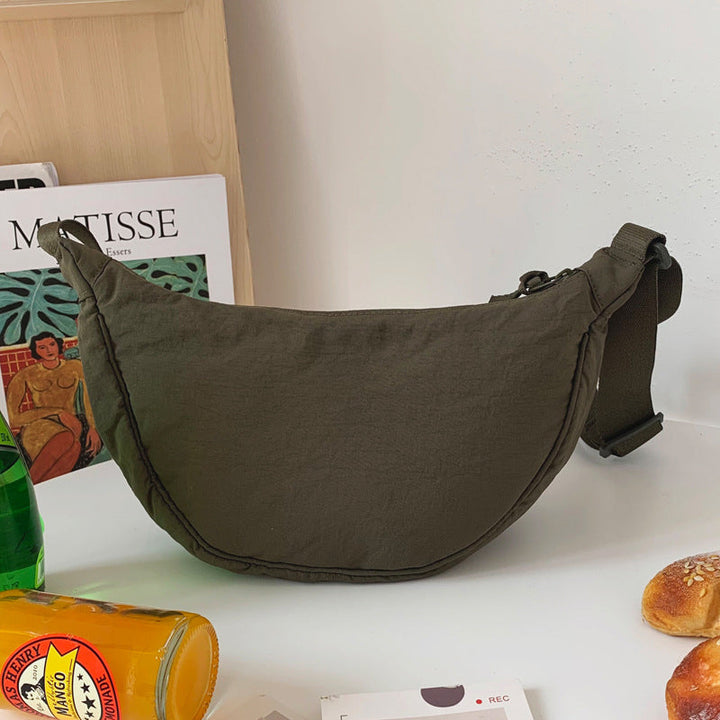 Elegante Luna damestas: compacte halvemaan crossbody, onmisbaar mode-item.