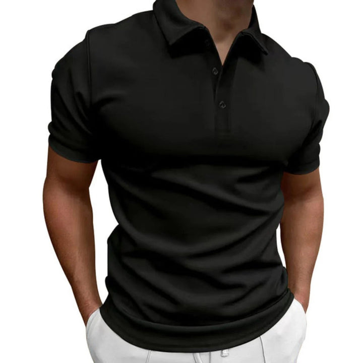 Man draagt comfortabele en stijlvolle heren slim fit polo. Perfect voor een casual zomerse look of dagelijkse outfit.