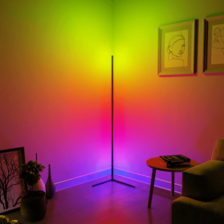 Slanke moderne LED vloerlamp, dimbaar met afstandsbediening, perfect voor interieur sfeerverlichting.