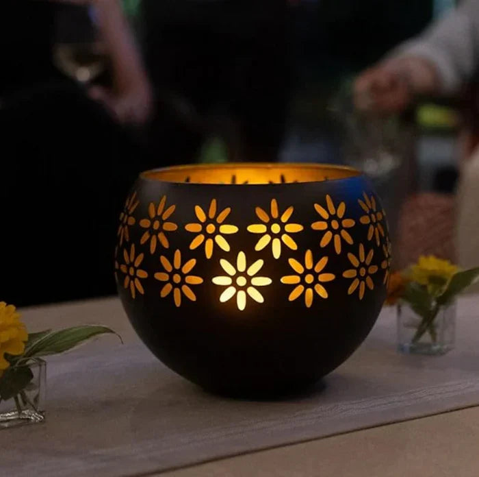 Decoratieve FloraGlow kaarslamp met elegant bloemenpatroon; ideaal als geurbrander en sfeerverlichting.