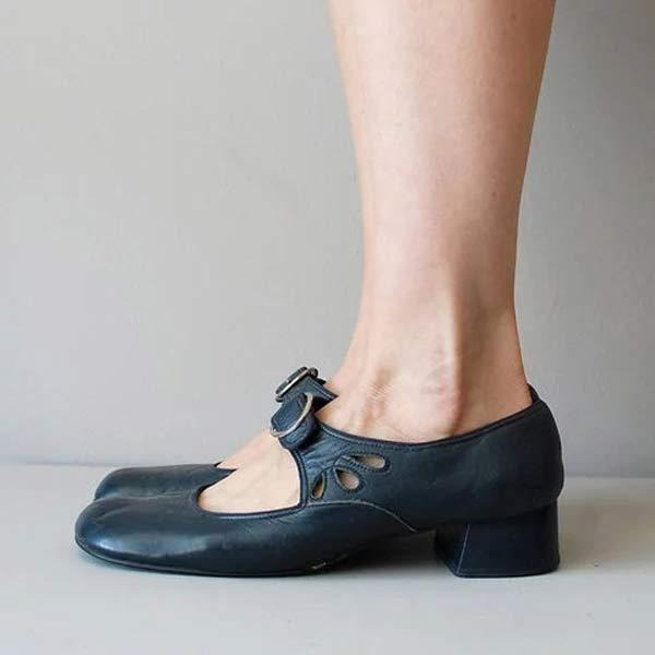Detail van elegante damesschoenen: comfortabele lage hak, verfijnde gesp en zachte afwerking.
