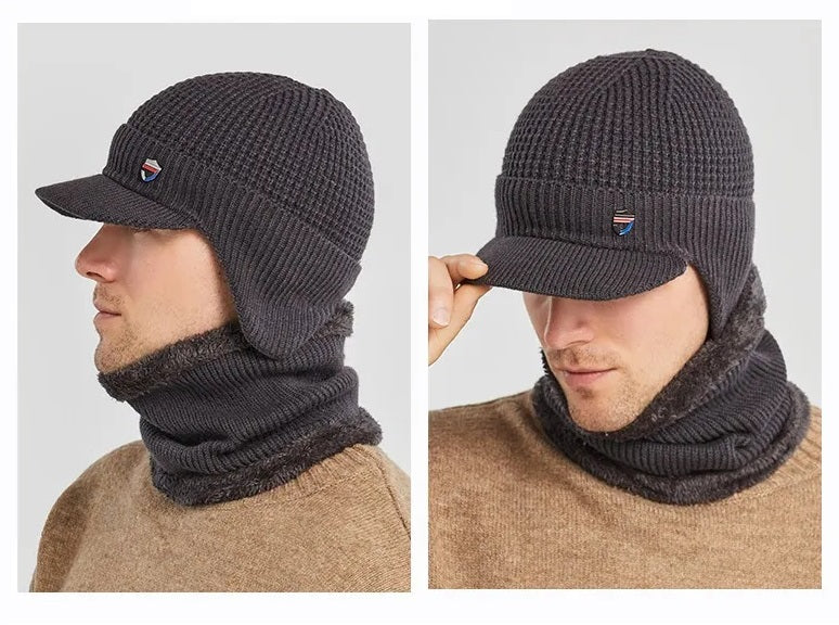 Gebreide herenmuts met klep. Warm en trendy, ideaal voor winterkleding en diverse outfits.