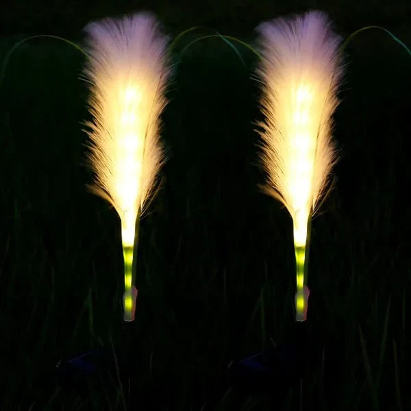 Groep SunReed rieten tuinlampen verlicht de buitenruimte, sfeervolle decoratie en functionele buitenverlichting.