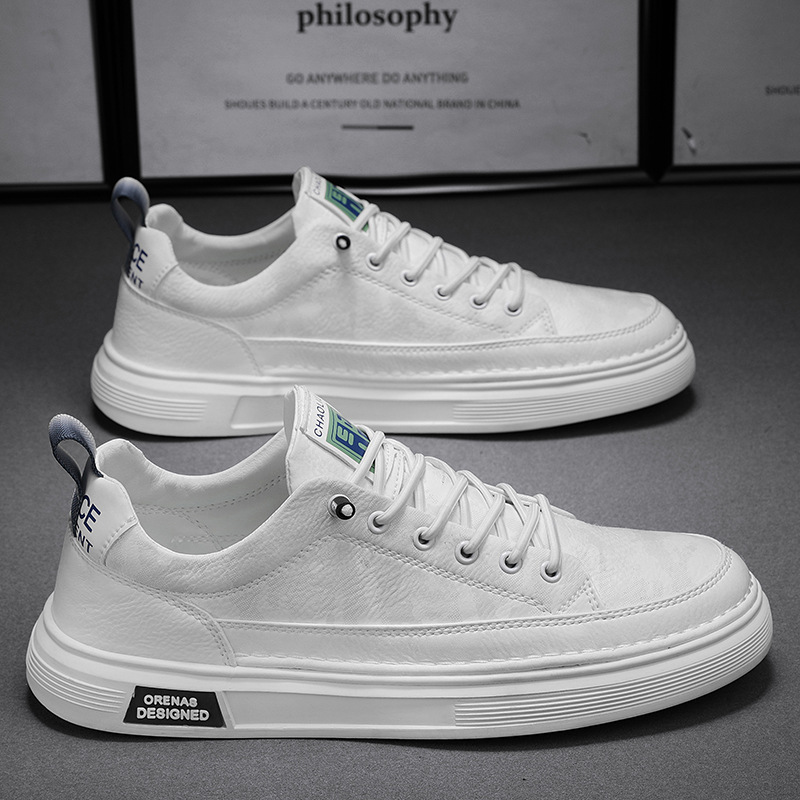 Herensneakers gedragen, tonen het slip-on gemak en comfort. Perfecte casual wandelschoenen voor lente en zomer.