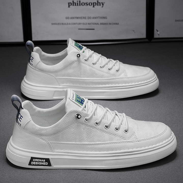 Herensneakers gedragen, tonen het slip-on gemak en comfort. Perfecte casual wandelschoenen voor lente en zomer.