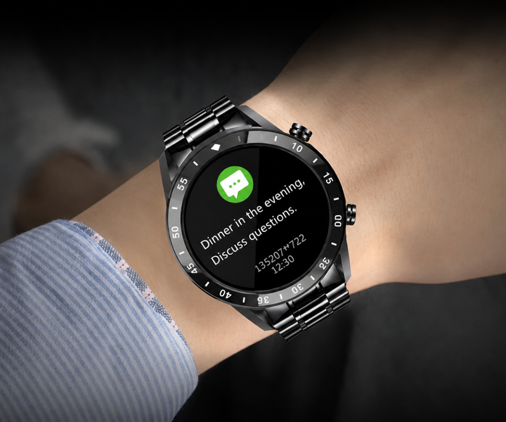 Close-up van het digitale herenhorloge touchscreen display met tijd en meldingen; geavanceerde elektronica.