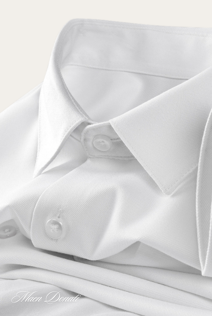 Man draagt stijlvol Silvano heren overhemd, geschikt voor smart casual outfits, comfortabel en trendy.