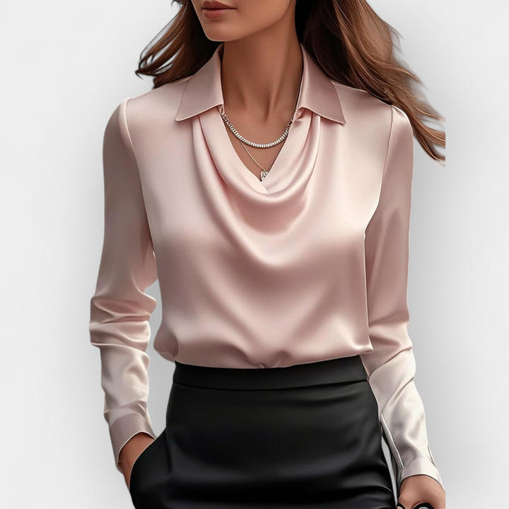 Modieuze damesblouse met watervalkraag; een chique en comfortabele toevoeging aan je garderobe.