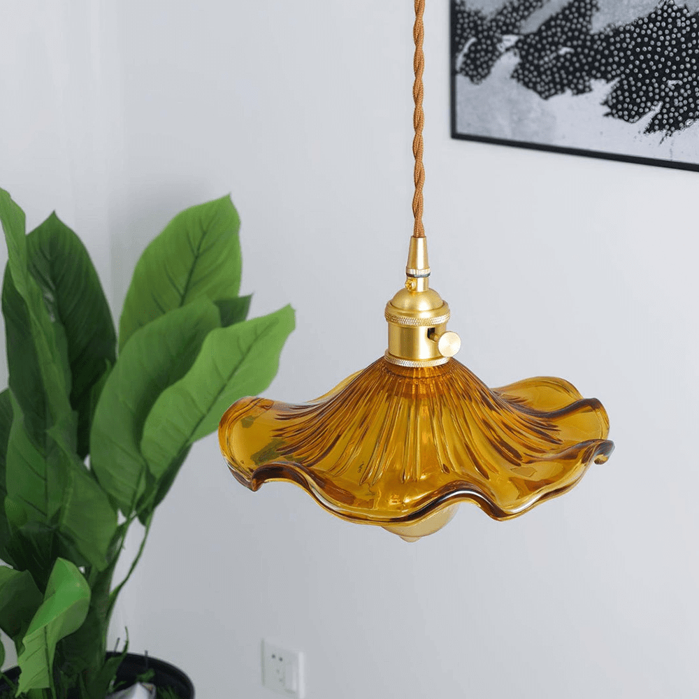Decoratieve hibiscus hanglamp met glazen kap en messing finish, sfeervolle toevoeging aan elk interieur.