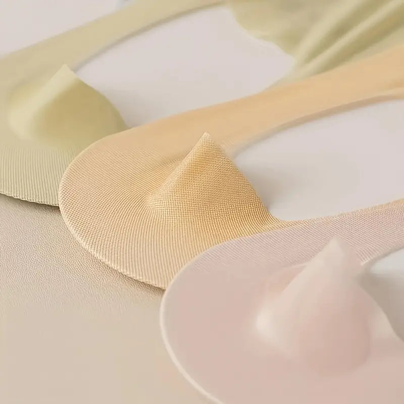Modebewuste dames enkelsokken in zachte pastel en neutrale tinten, ideaal voor zomerse outfits.