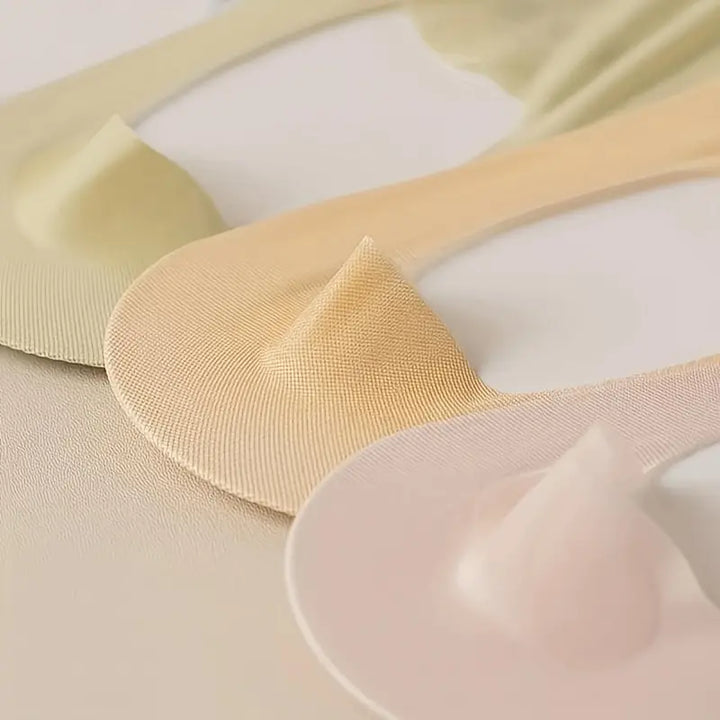 Modebewuste dames enkelsokken in zachte pastel en neutrale tinten, ideaal voor zomerse outfits.