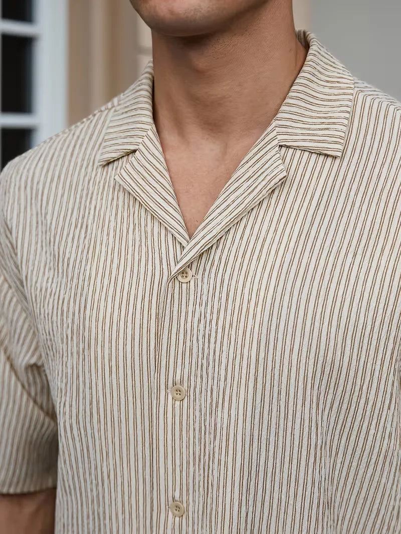 Tweedelige beige heren zomer kledingset, bestaande uit V-hals shirt met korte mouwen en comfortabele broek.