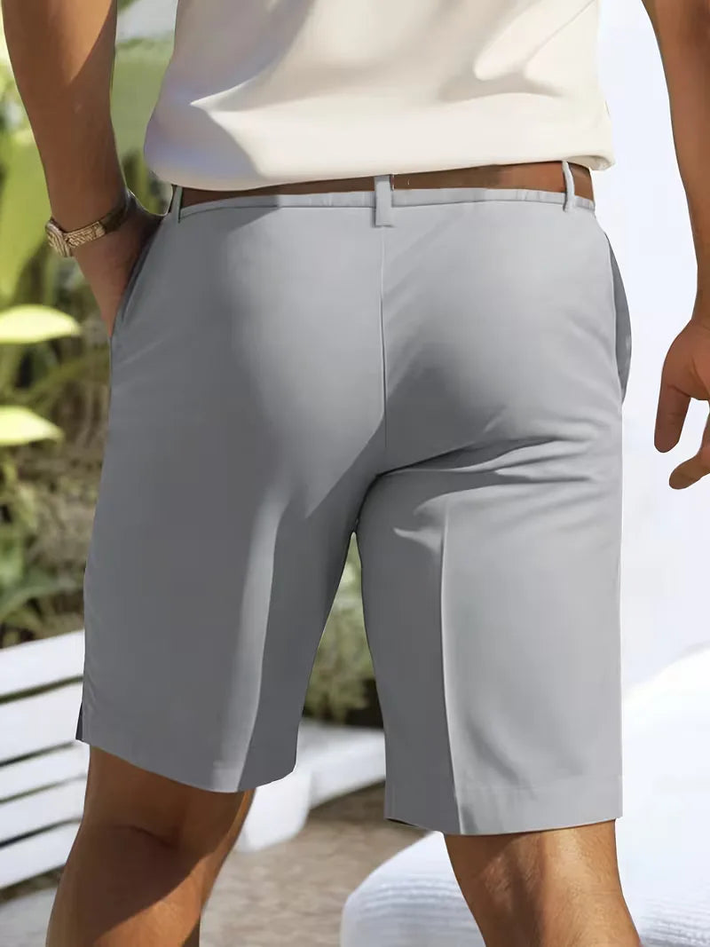 Hoge kwaliteit heren chino shorts in effen kleur, met straight leg en functionele zijzakken.