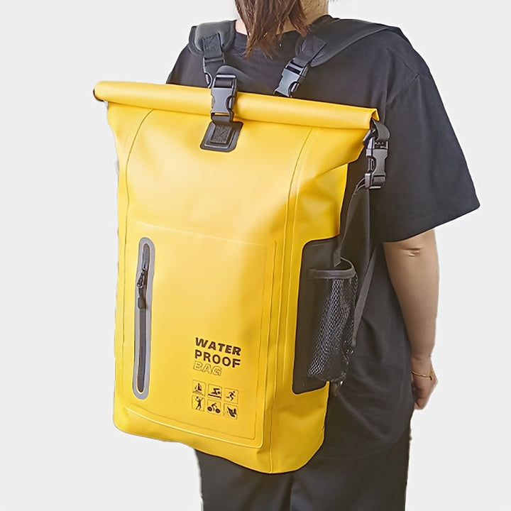 Zwarte 25L roll-top rugzak met stevige gesp en mesh zijvakken, waterdicht en georganiseerd.