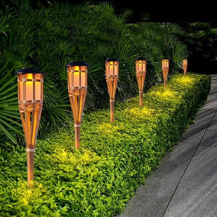 Sfeervolle bamboe solar vlam lantaarn met realistisch LED vlam-effect. Perfecte duurzame buitenlamp.