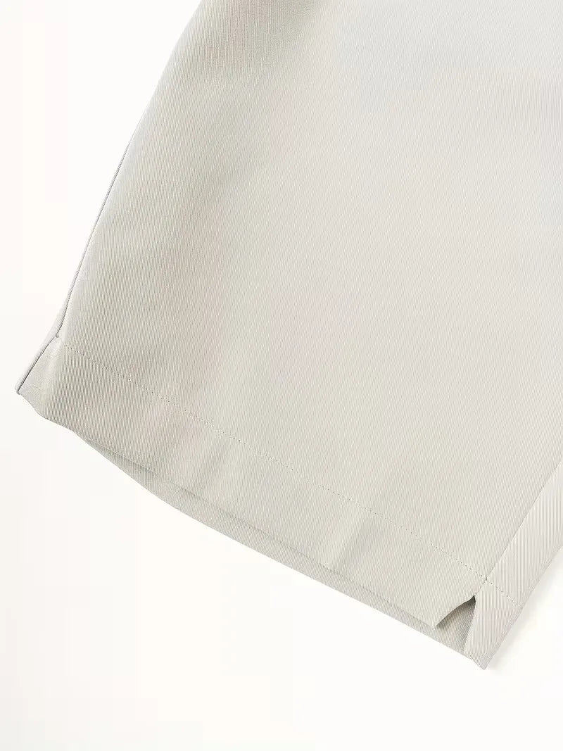 Heren chino shorts in beige met zijzakken, gecombineerd met een polo, voor een complete zomeroutfit.