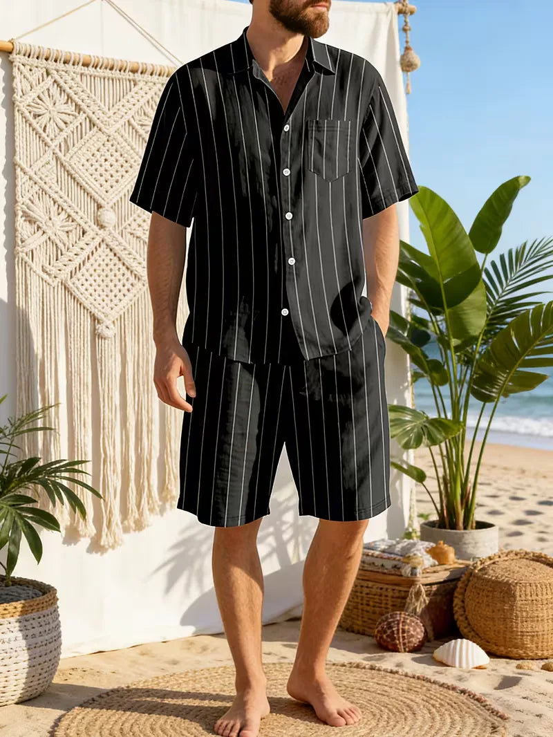 Trendy heren zomerset: shirt met V-hals & korte broek, ideaal voor stadswandelingen of strand.