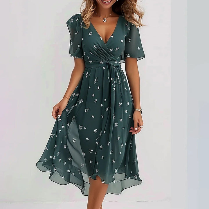 Stijlvolle dames zomerjurk met opvallende bloemenprint. Een comfortabele midi jurk, geschikt voor elke dag.