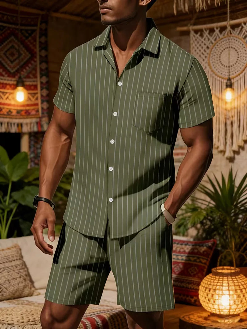 Comfortabele heren zomerset: V-hals shirt en bijpassende korte broek, perfecte pasvorm.