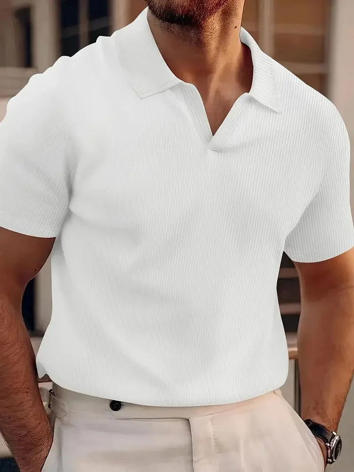 Elegante herenpolo met V-hals, ontworpen voor optimaal comfort en een tijdloze stijl, perfect voor herenkleding.