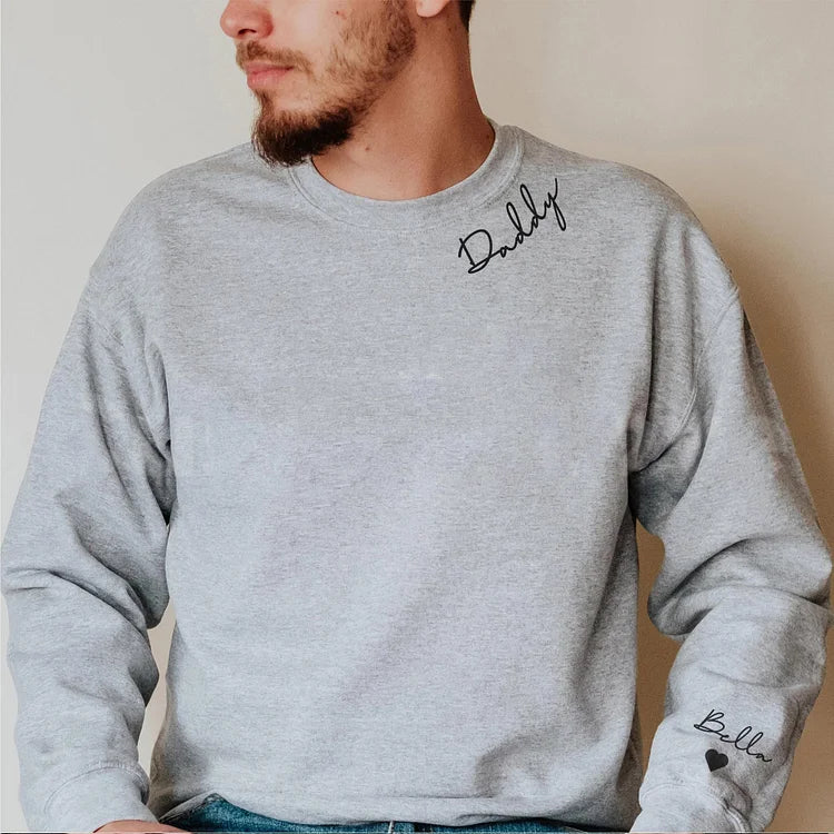 Model draagt gepersonaliseerde unisex hoodie/sweater. Trendy kleding met custom namen voor dames & heren.
