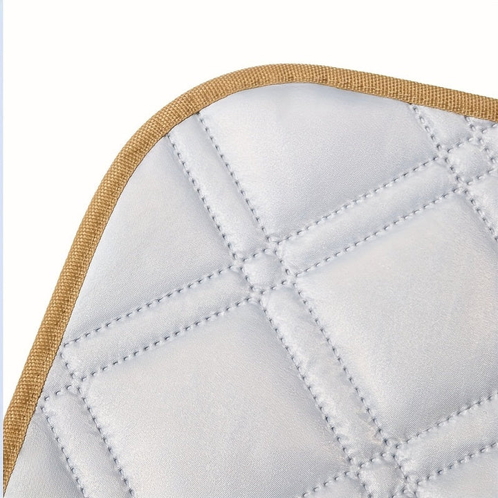 Compact opgevouwen waterafstotende picknickdeken met draagriem, klaar voor strand, park of camping.