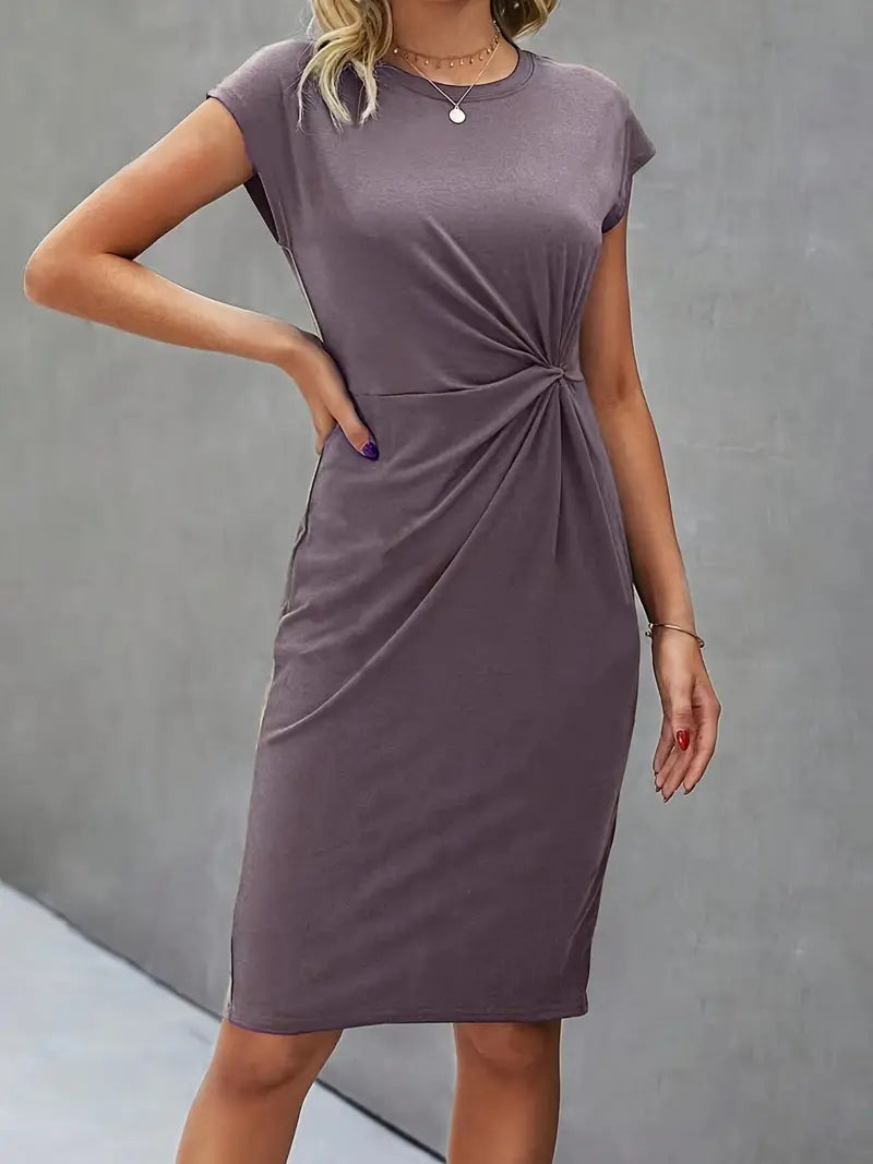 Comfortabel en stijlvol beige vormgevend damesjurkje, met lange mouwen, perfect voor koudere dagen.