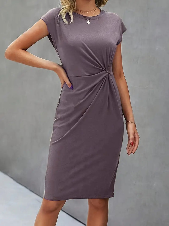 Comfortabel en stijlvol beige vormgevend damesjurkje, met lange mouwen, perfect voor koudere dagen.