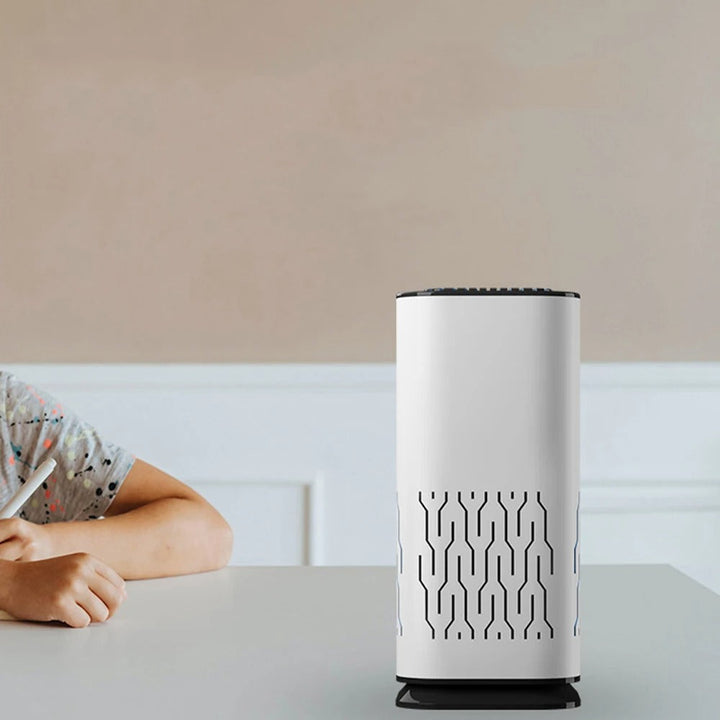 Moderne zwarte PetPure luchtreiniger, energiezuinig en stil. Verwijdert huisdiergeuren en allergenen effectief.