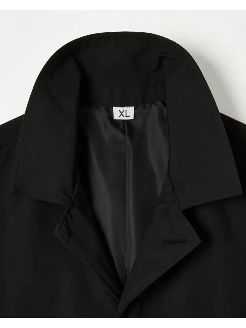 Olijfgroene heren slim fit trenchcoat, single-breasted design, elegante lentejas voor herenkleding.